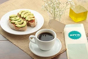desayuno con tostas de aguacate