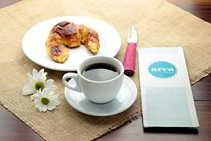 Desayuno con croissant
