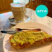 desayuno area con tostada con aceite tomate aguacate y semillas
