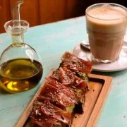 desayuno area con tostada con aceite jamon serrano y semillas