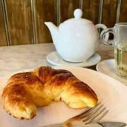 Area desayuno con cruasan Paris