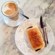 desayuno area con napolitana de chocolate