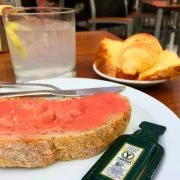 desayuno Area con tostada de aceite y tomate